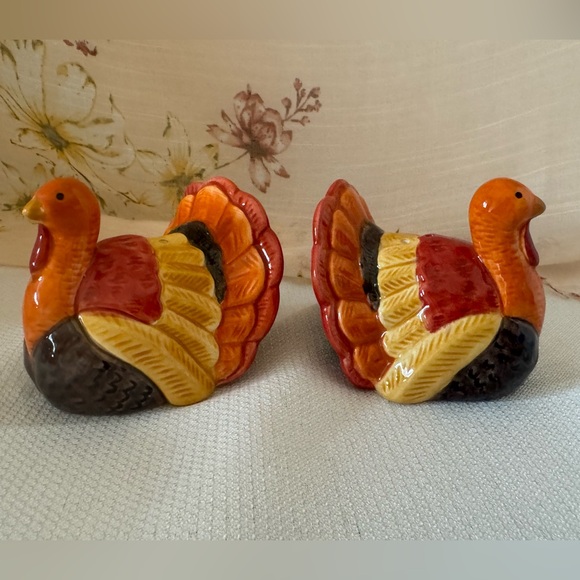 New/Open Box Hand Painted Turkey Salt & Pepper Shaker - Thanksgiving, Holidays - Picture 8 of 15